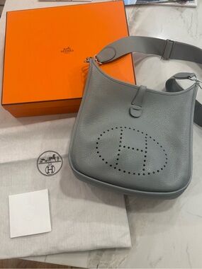 Hermes Evelyne III 29 Taurillon Clemence Gris Crossbody Bag w/ Adjustable Strap
